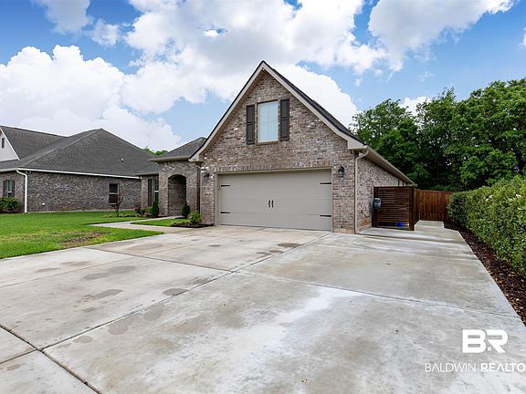 2nd image of 568 Crackwillow Ave