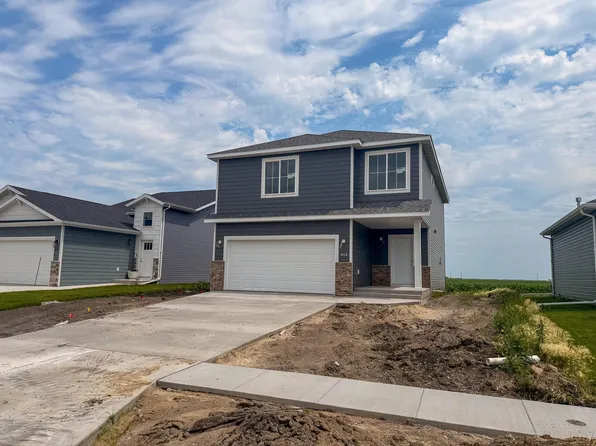 412 Lionheart Dr, Horace, ND 58047