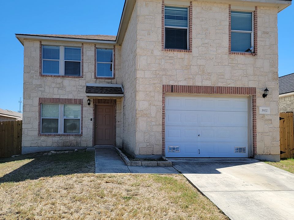 Front of house with driveway and front yard