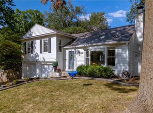 7709 Briar Dr, Prairie Village, KS 66208