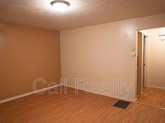 3rd image of 5223 N Crestline St