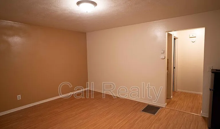 5223 N Crestline St — Photo 3