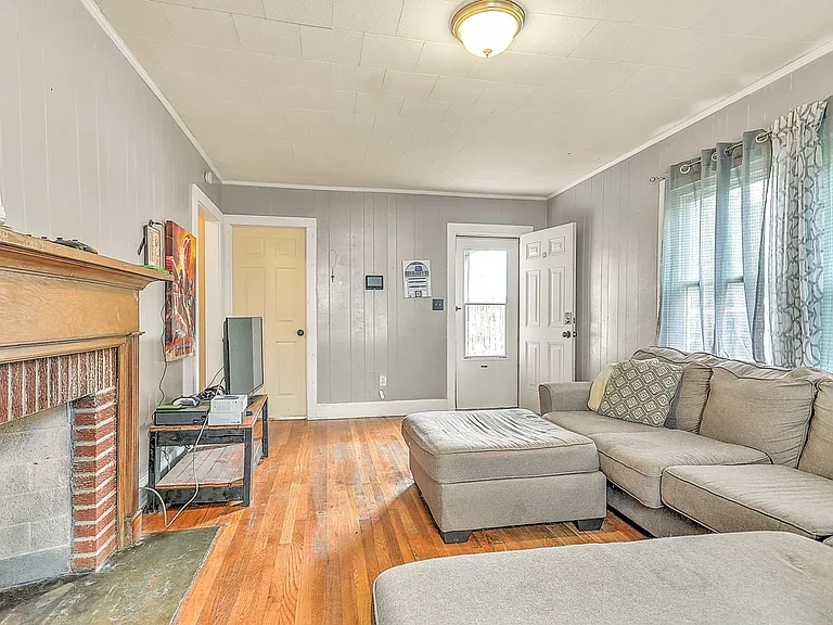 2913 Ashley St — Photo 4