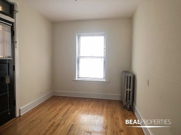 3rd image of 2106 W Ainslie St #S2