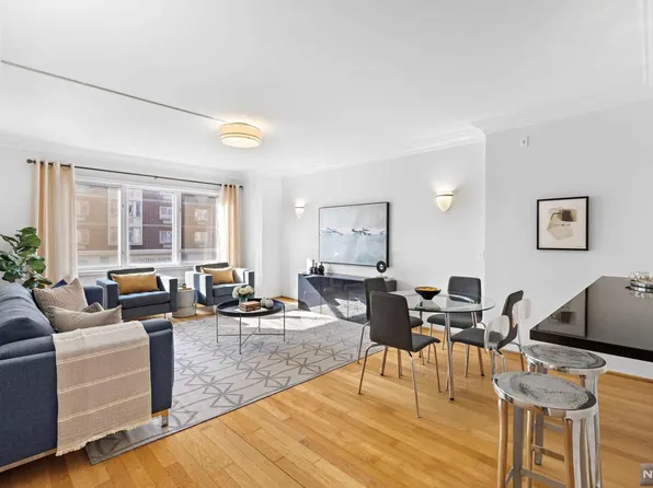 3101 City Pl, Edgewater, NJ 07020
