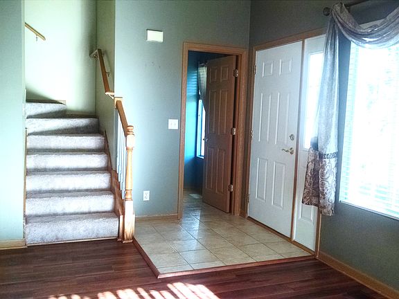 Tiled Foyer & 1/2 Bath