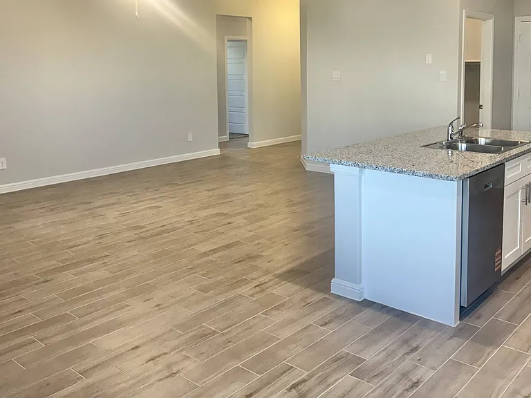 813 Hollyn Dr — Photo 5