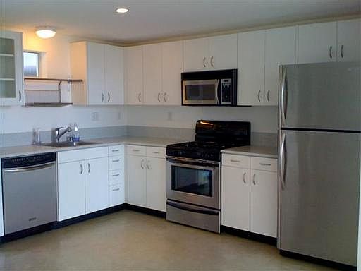 2nd image of 834 E 4th St Unit 3