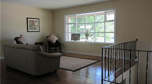 3rd image of 552 Crestgrove Ave