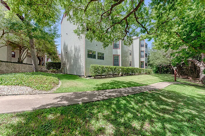 Building Photo - 1510 W North Loop Blvd #212