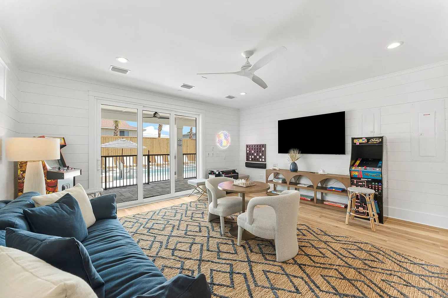6 bed, 7.0 bath, 4499 sqft, $33,630 — Photo 2