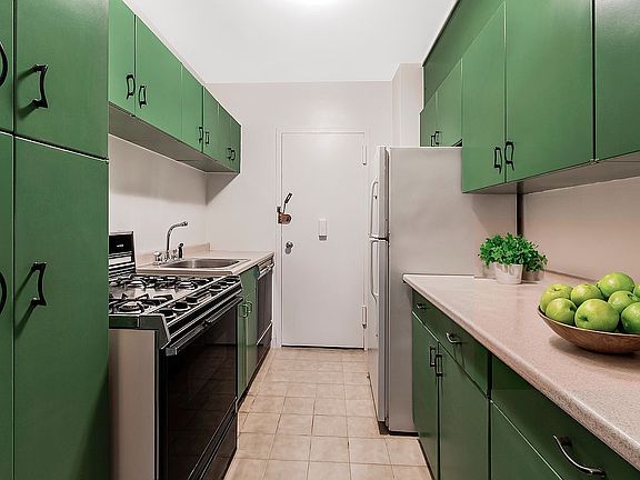 3rd image of 60 Sutton Pl S #5MN