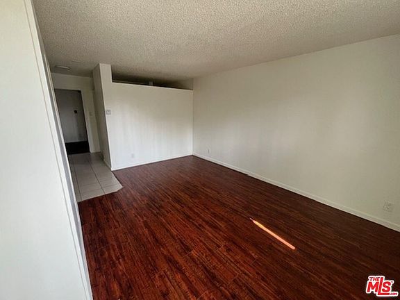 5th image of 8615 Balboa Blvd