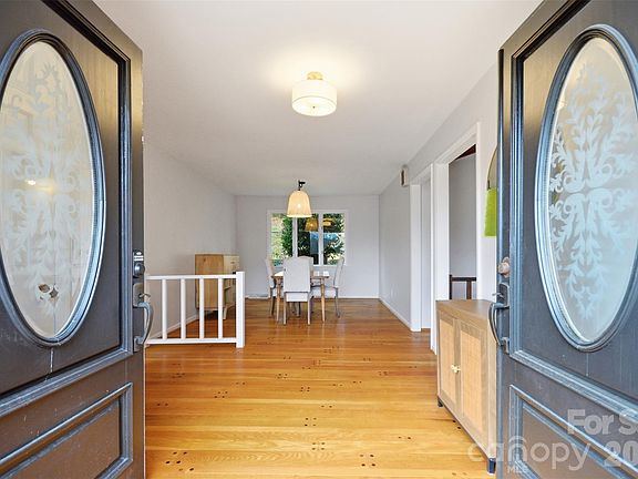 2nd image of 304 Honeysuckle Dr