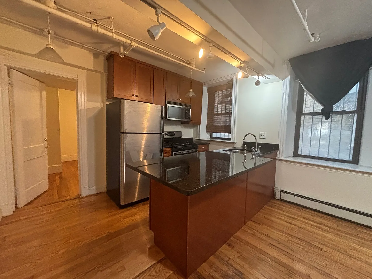 2 bed, 1.0 bath, 583 sqft, $2,995 — Photo 3