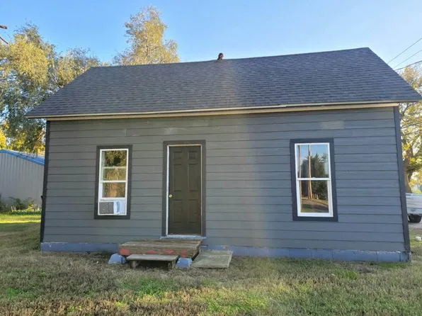 213 W 3rd St, Smith Center, KS 66967