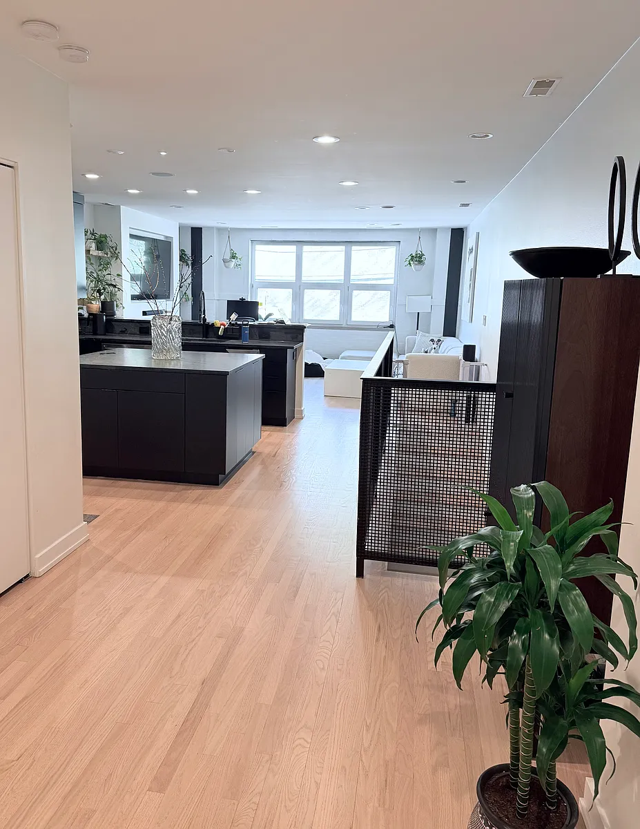 Building Photo - 1128 W Ardmore Ave #3