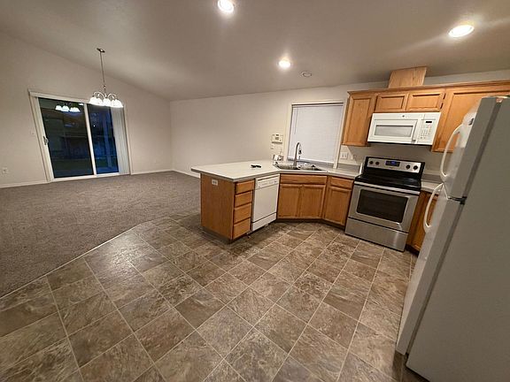 4th image of 5512 Montague Ln