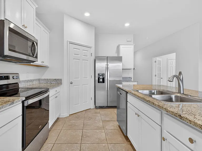 10552 SW Toren Way — Photo 6