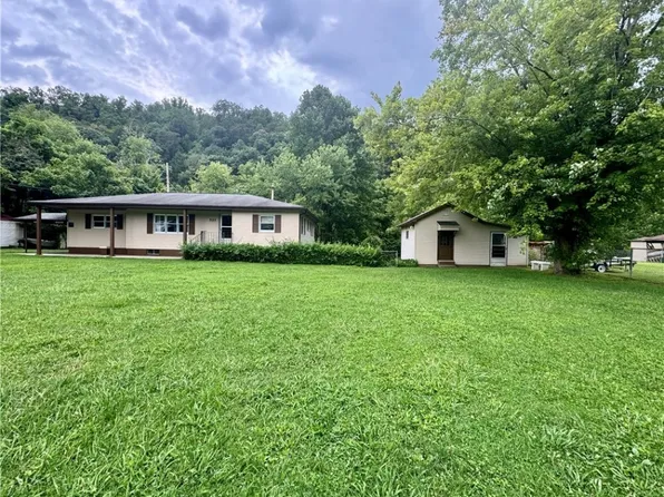 521 Youngs Bottom Rd, Elkview, WV 25071