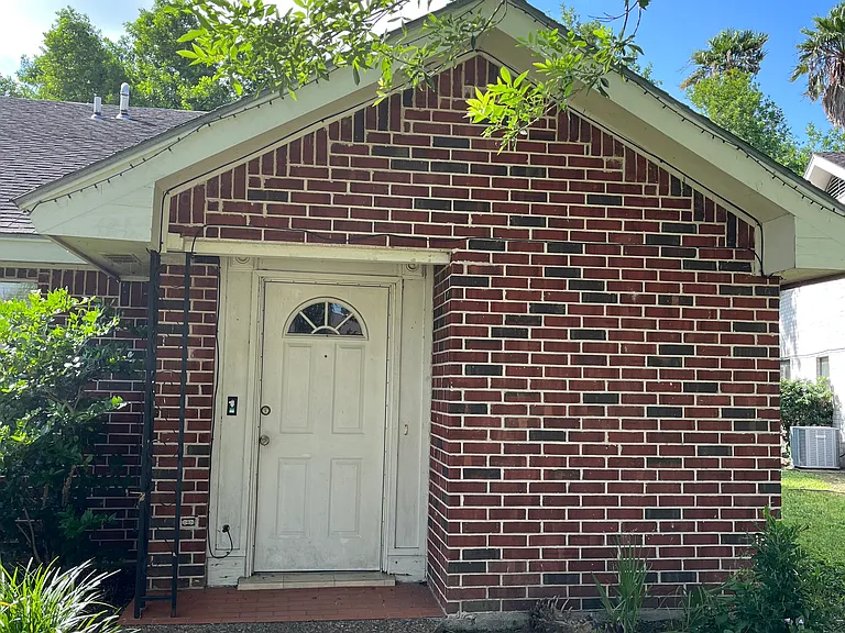 421 Palm Valley Cir — Photo 1