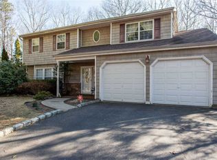 11 Cavalier Ct, Ridge, NY 11961