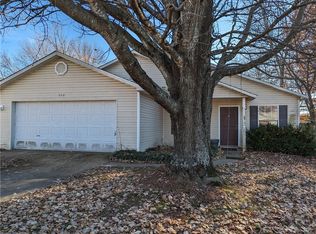 904 Longview Dr, Rogers, AR 72756