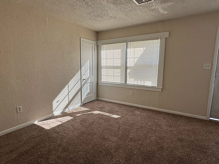 1605 NW Williams Ave — Photo 3