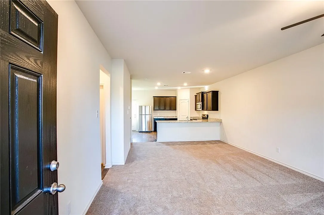 5 bed, 2.5 bath, 2542 sqft, $1,945 — Photo 4