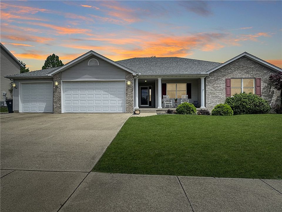 1st image of 120 Lexington Cir