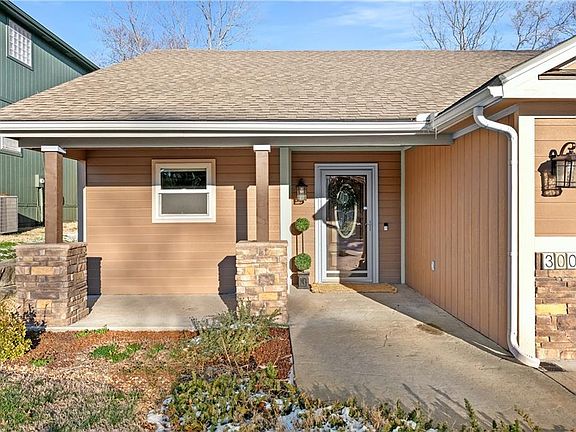 4th image of 300 NW Fox Hollow Ln