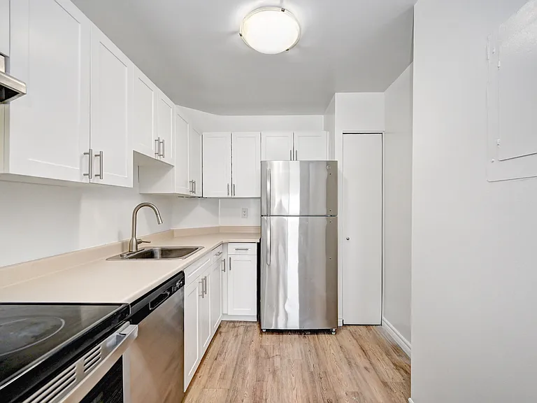 737 Ouellette Ave — Photo 16