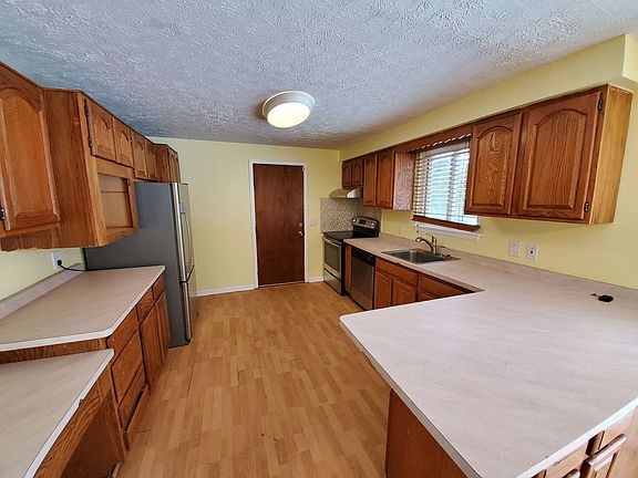 3rd image of 32 Golden Rod Ln