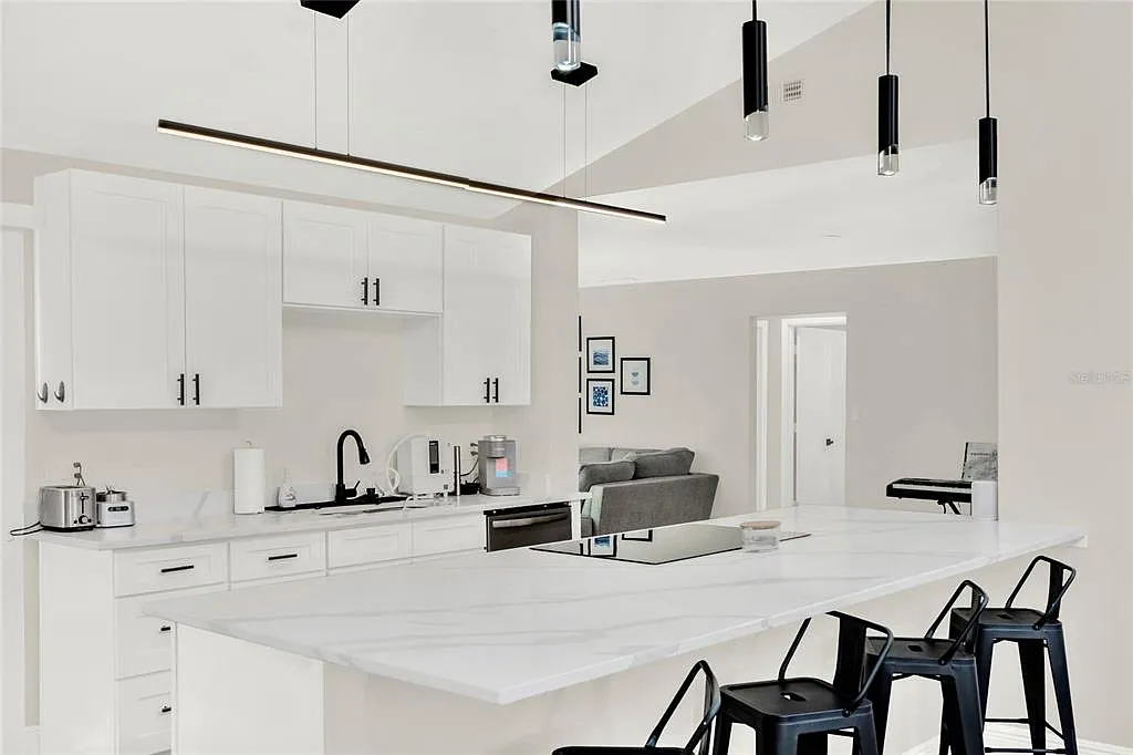 3 bed, 2.0 bath, 1587 sqft, $2,400 — Photo 3