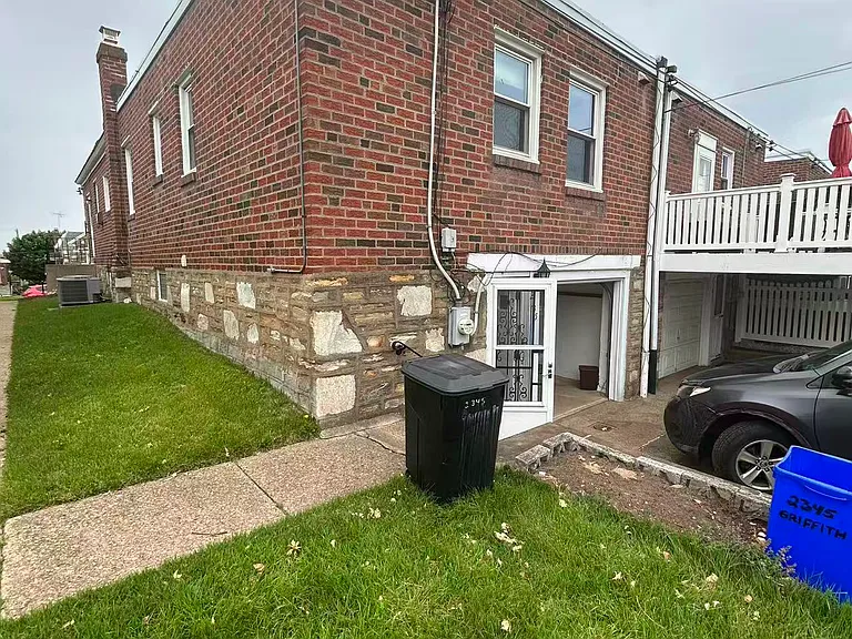 2345 Griffith St — Photo 15