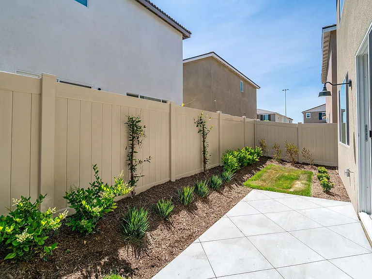 2074 Bergamot St — Photo 41