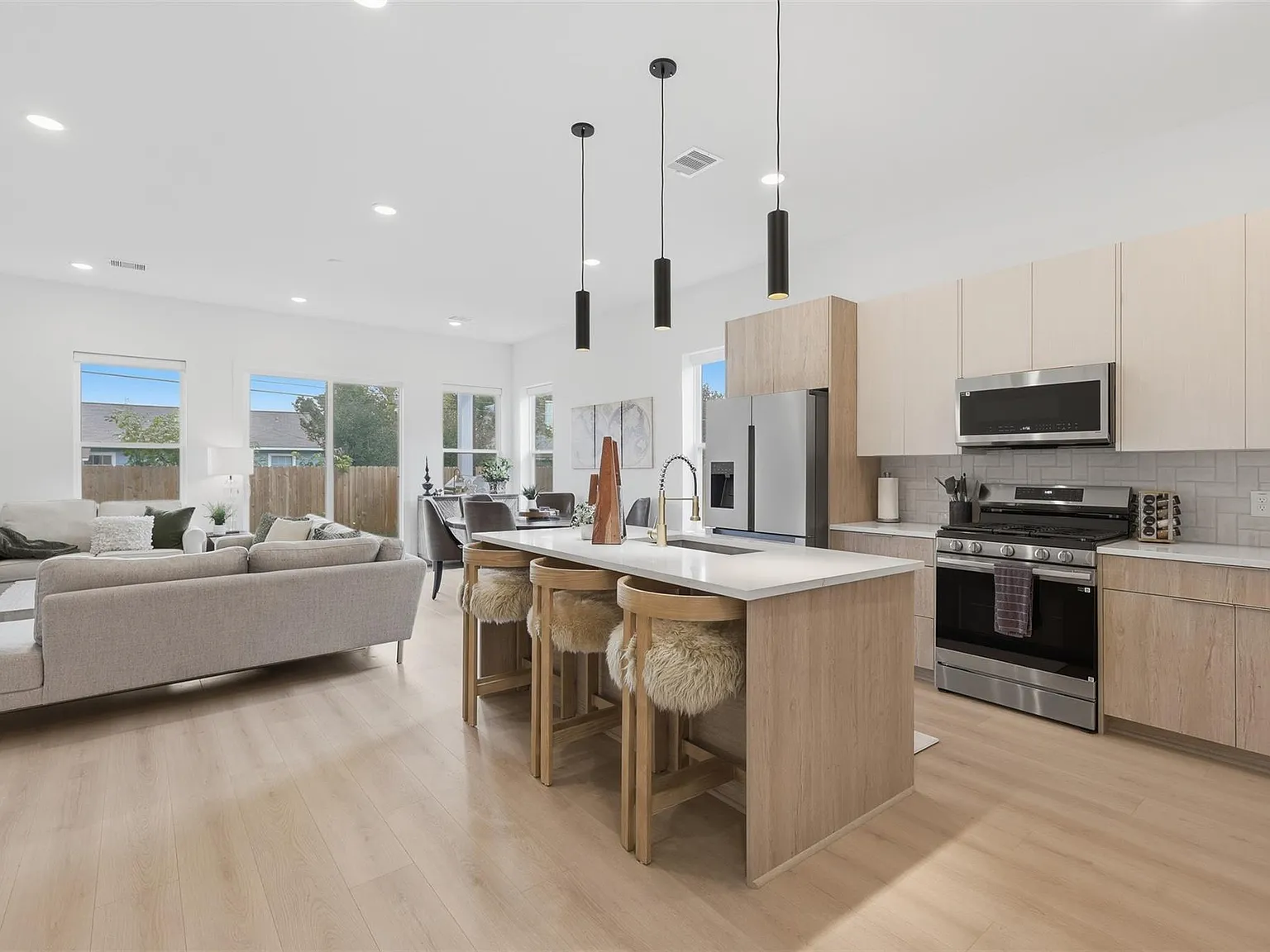 3 bed, 2.5 bath, 1909 sqft, $2,600 — Photo 4