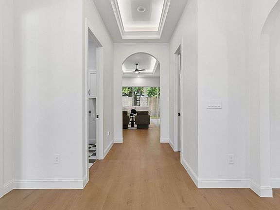 3rd image of 202 Rosa St