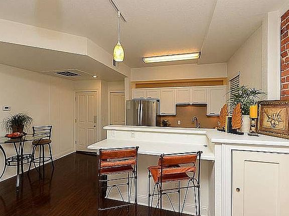 Kitchen Island & Dining R