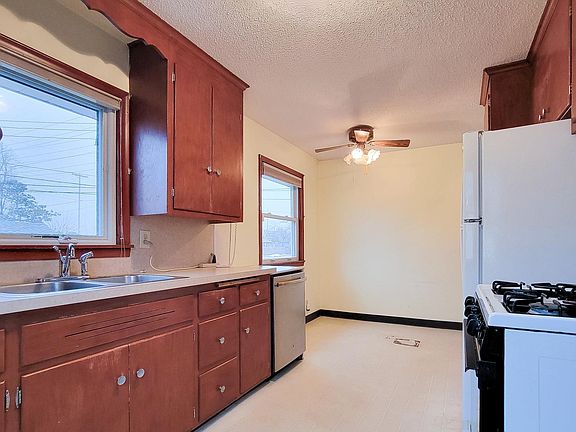 5th image of 2815 Grand St NE