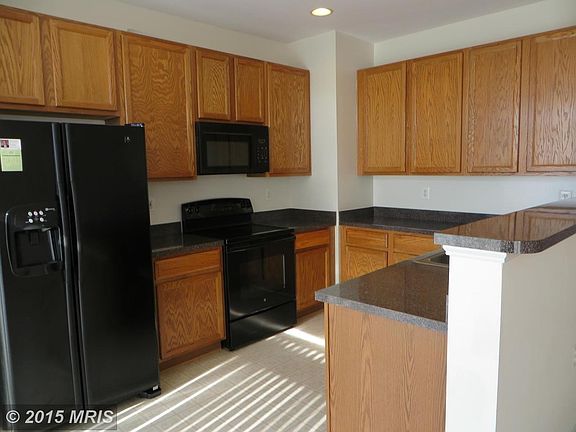 DELUXE KITCHEN WITH BREAKFAST COUNTER