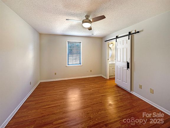 5th image of 867 Meadow Hill Ct