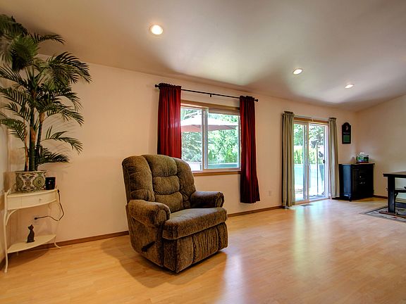 4th image of 361 Lakeside Dr