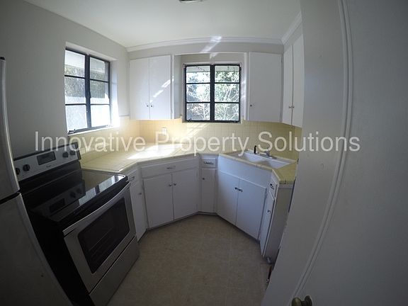 2nd image of 2731 Oak St