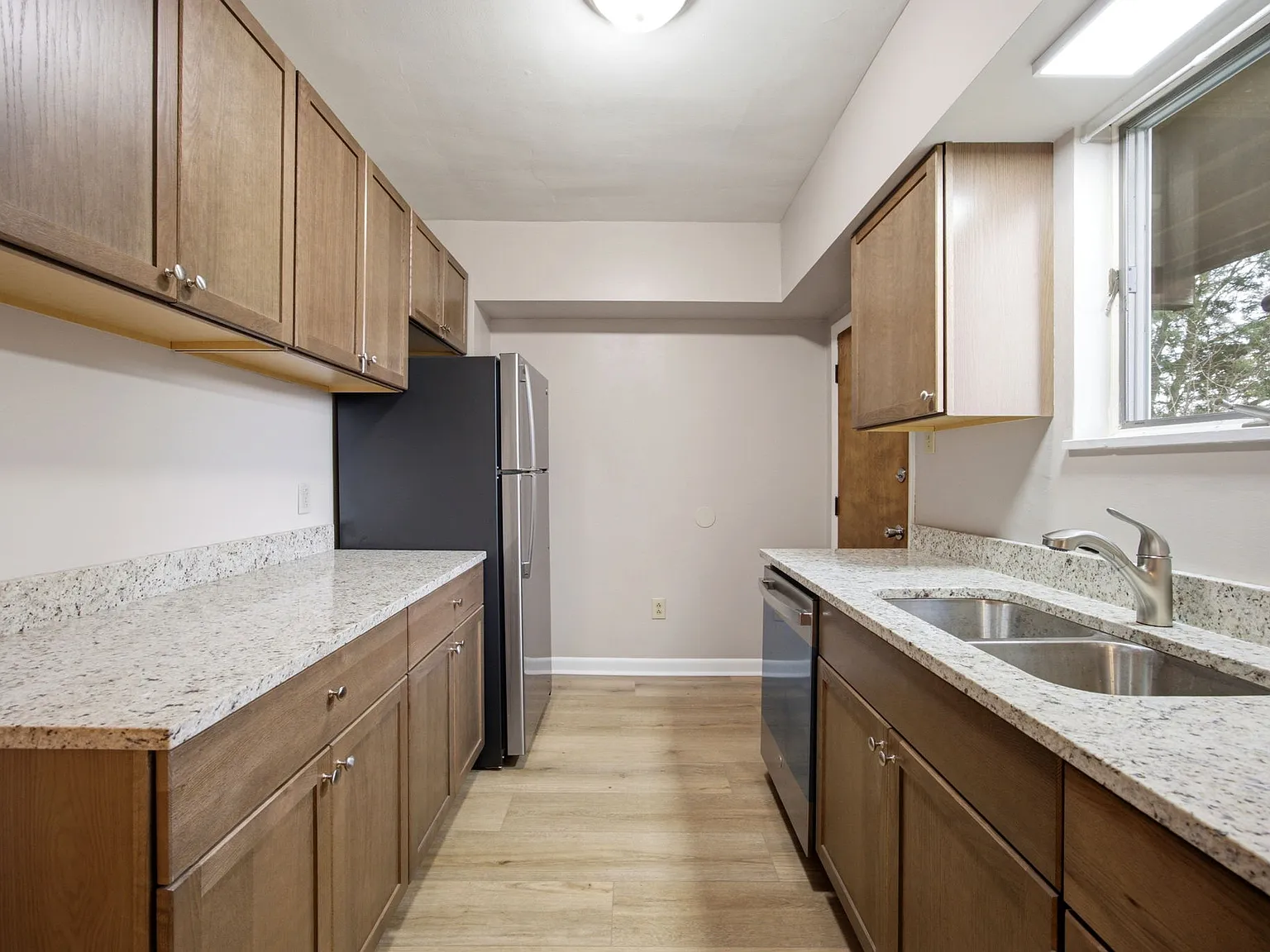 2 bed, 1000 sqft, $1,350 — Photo 3