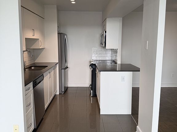 5th image of 147 Wellington St W #614