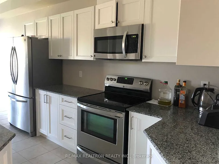 19 Napanee St — Photo 5