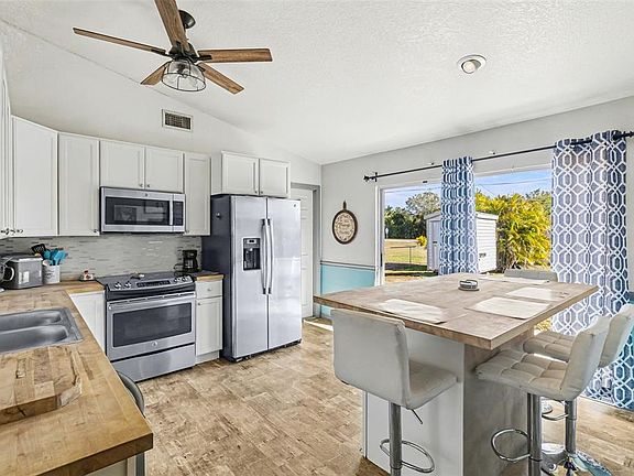 5th image of 622 Burning Tree Ln