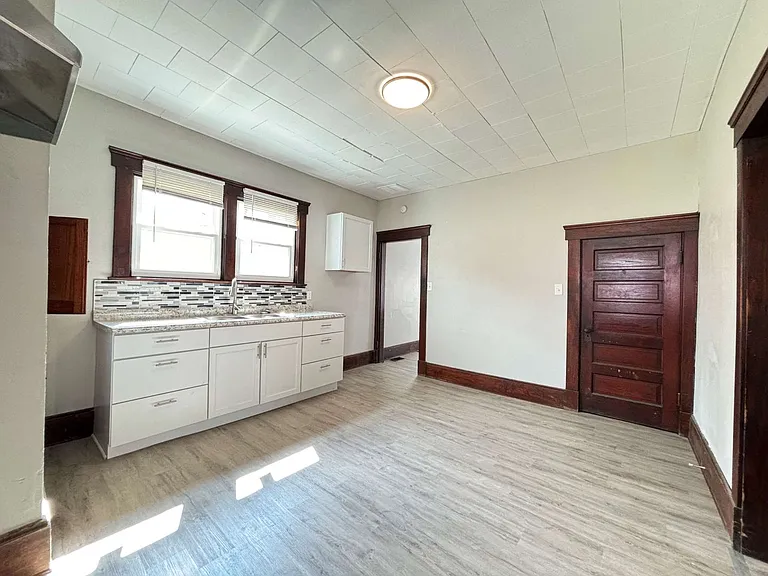 30-32 Lagonda Ave — Photo 4