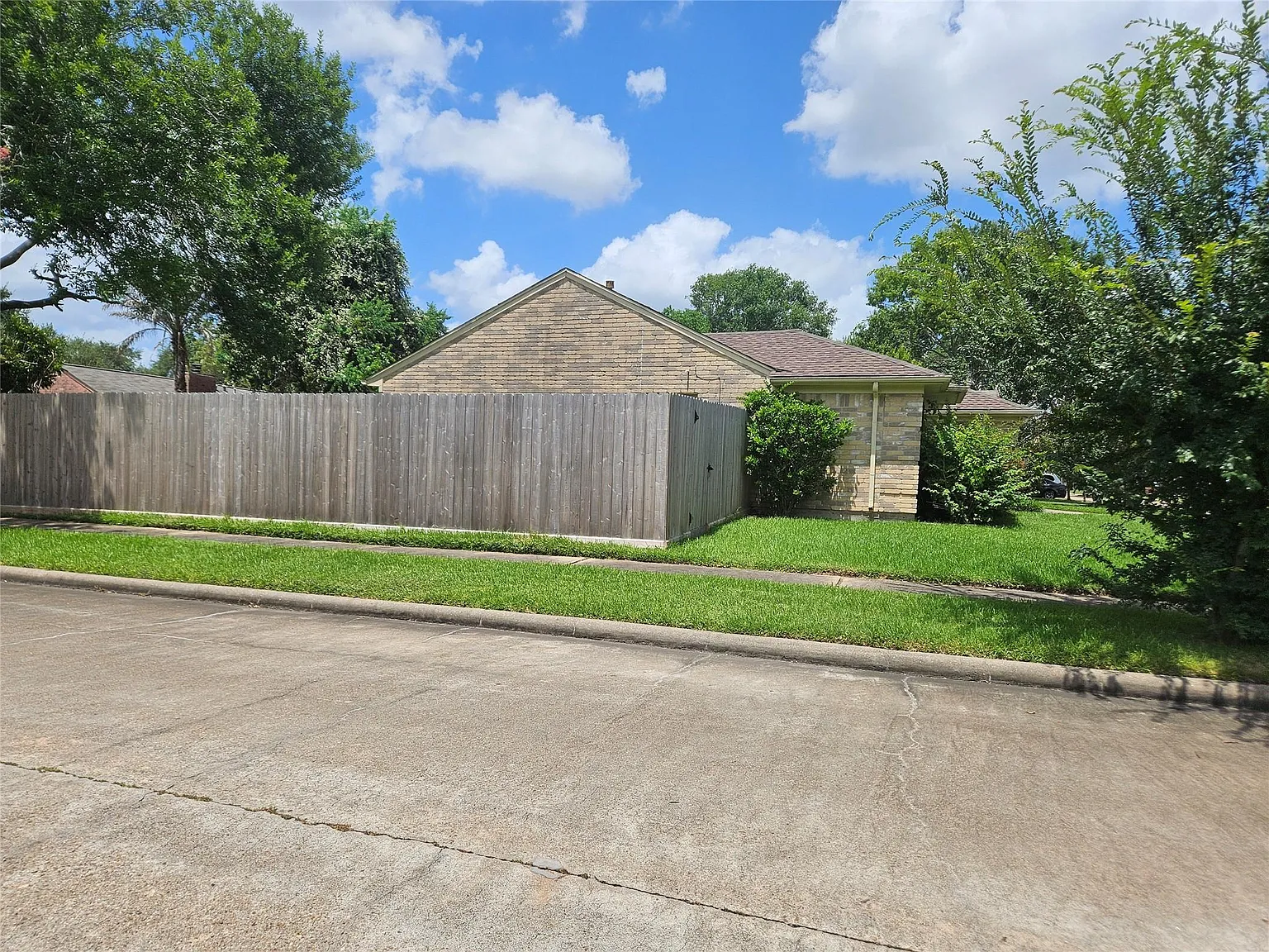 3 bed, 2.0 bath, 1329 sqft, $1,795 — Photo 4